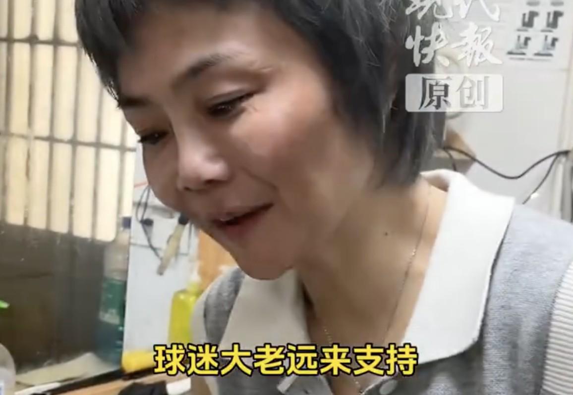 星空投注-取得苏超首胜后，常州球迷一同前往主教练爱人面馆打卡