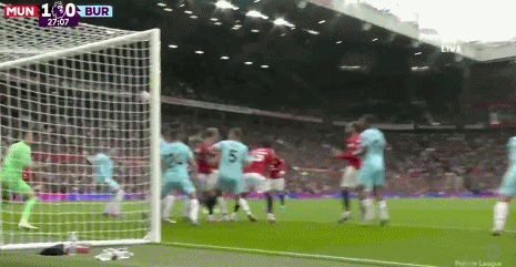 星空投注-曼联赛季首胜！B费压哨点球绝杀，8战伯恩利不败，迪亚洛造点