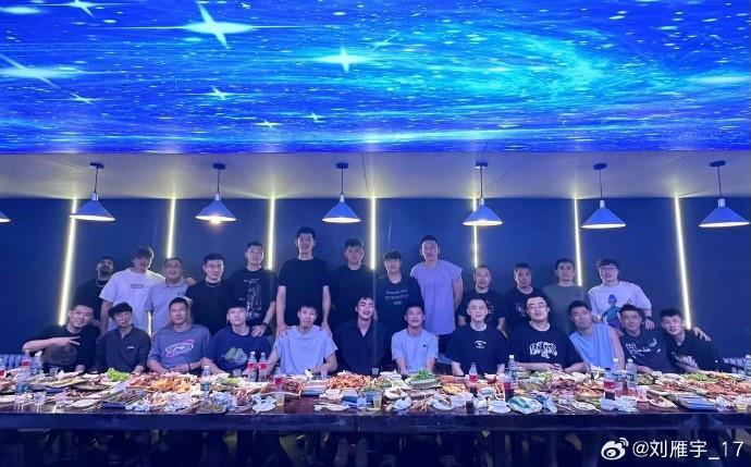 星空投注-刘雁宇更博晒昔日队友合照：聚也不是开始 散也不是结束！