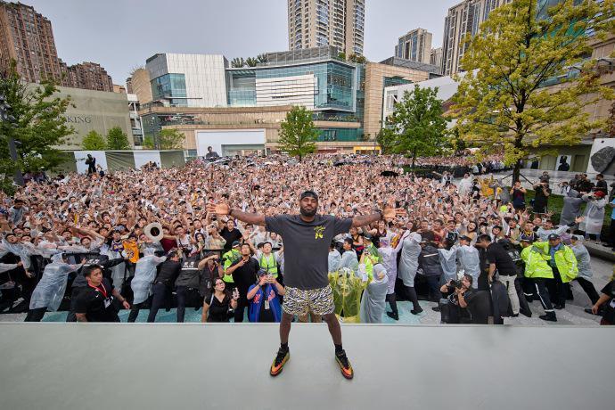 星空体育官网-美媒：中国球迷对詹姆斯的欢呼声震耳欲聋，在美国都难以看到