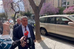 星空官网-心情不错拉波尔塔与阿森纳球迷打招呼