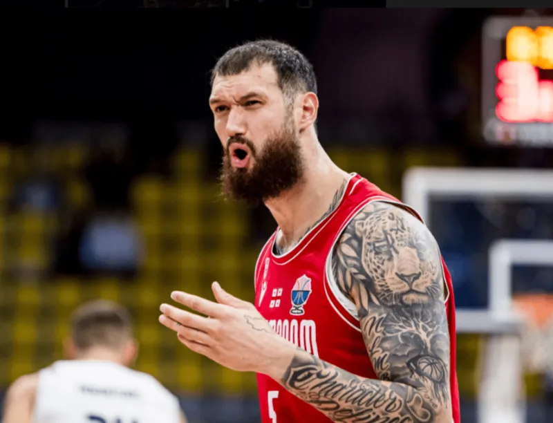 星空体育-马穆凯拉什维利半场5中2,三分2中1,得到8分4助攻