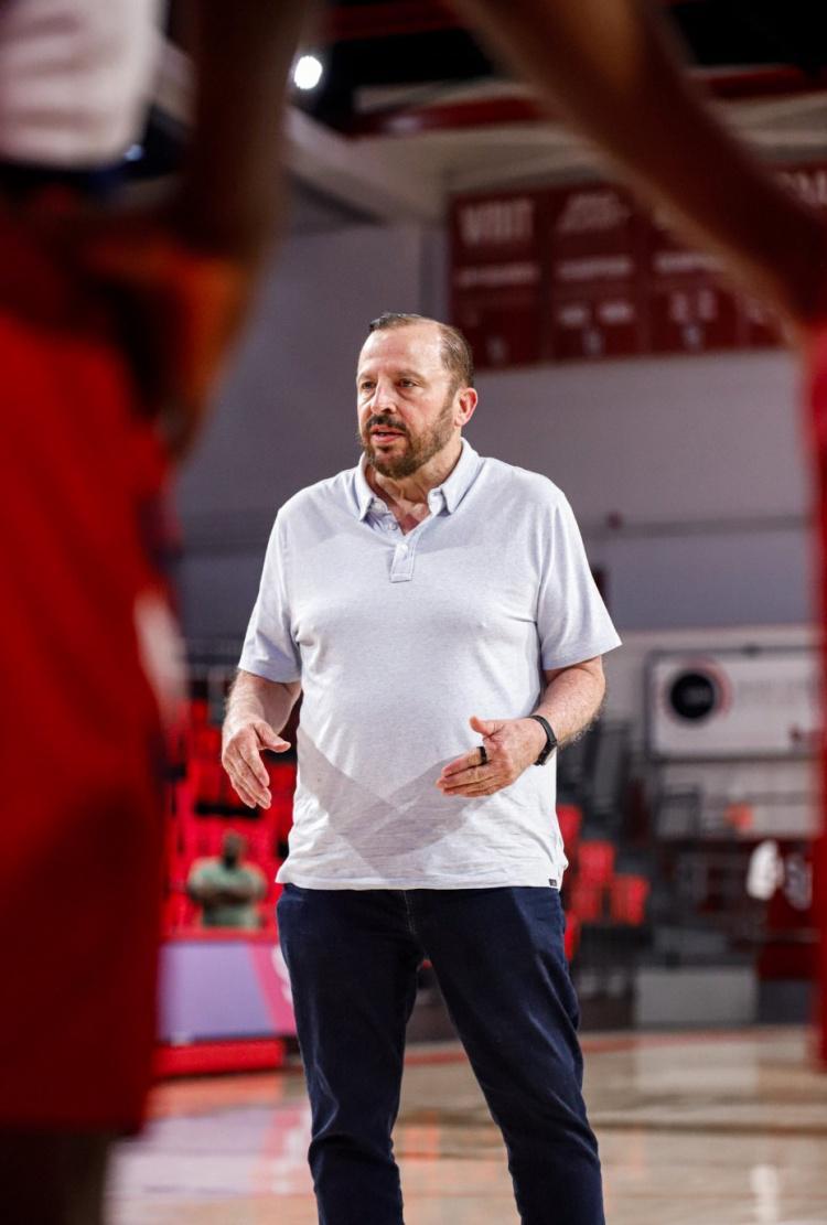 星空官网-瘦了很多！锡伯杜现身圣约翰大学 指导球员训练