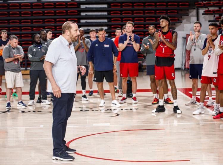 星空官网-瘦了很多！锡伯杜现身圣约翰大学 指导球员训练