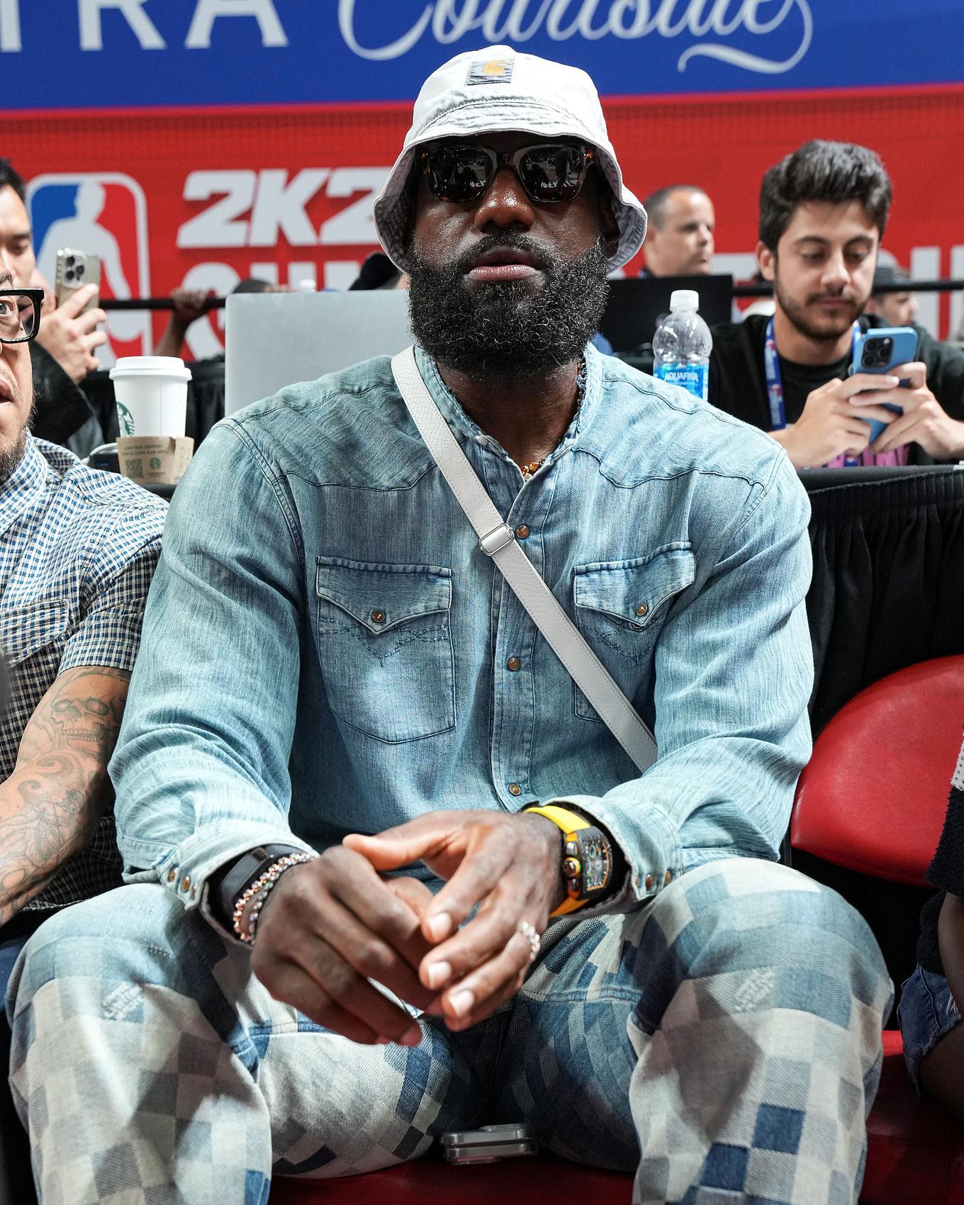 老詹不离开湖人?队记详解:商业因素&无更好选择&声明反响有限