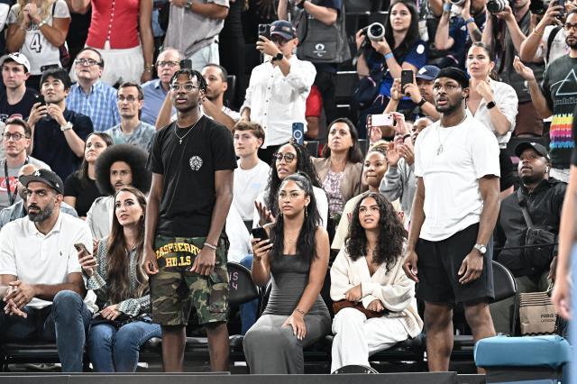 1730358071303097267.jpg 星空投注-父子三人同台也能实现?詹姆斯直言请大家拭目以待