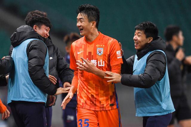 星空体育官网-34岁戴老板赛季首秀破门救主 泰山新合同还送吗？