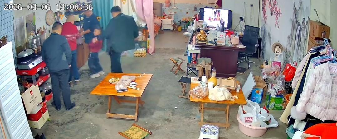 星空体育官网-没出正月就理发，舅舅暴怒狠踹6岁外甥，妈妈给舅舅赔罪发红包！