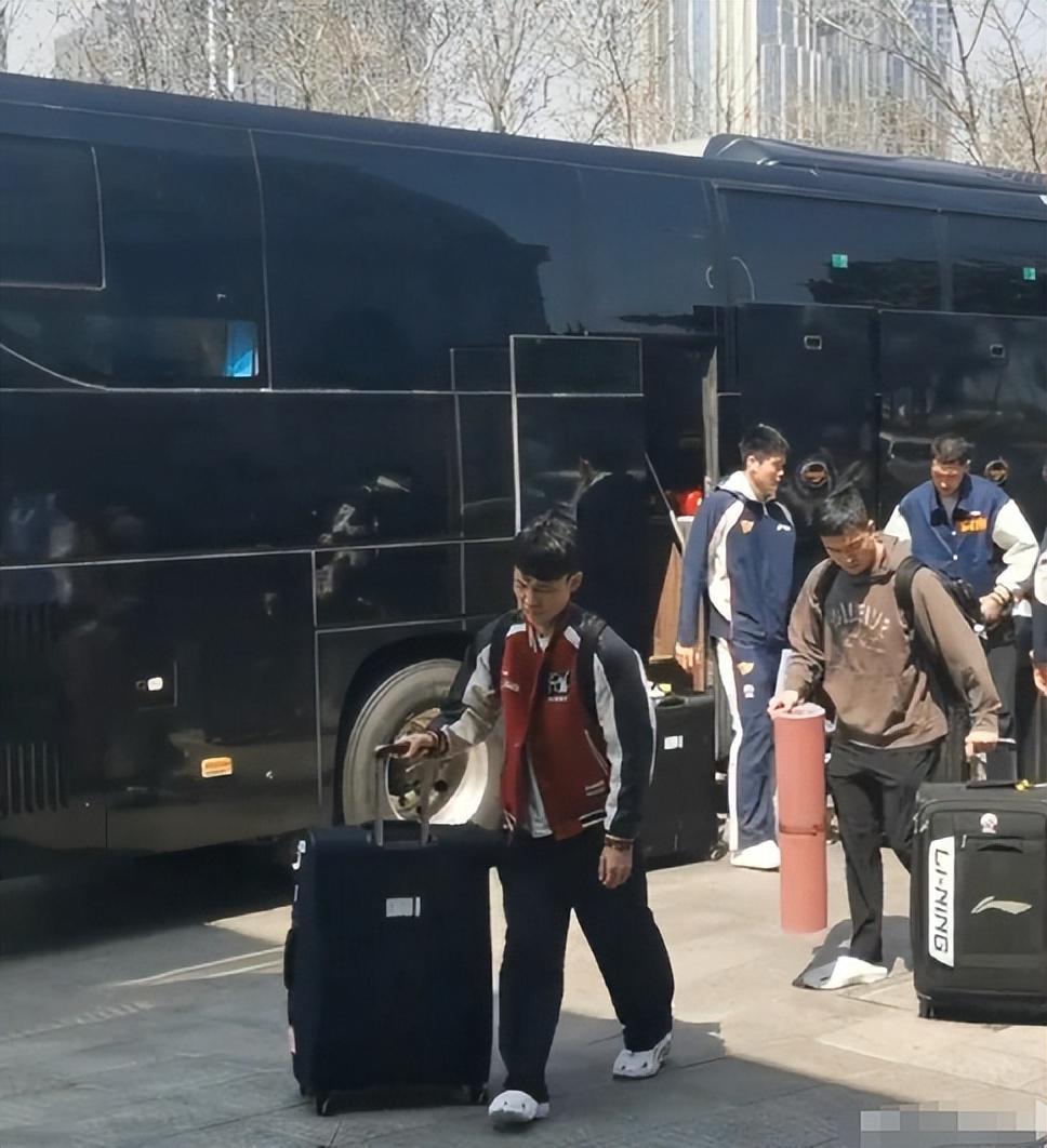 星空体育-难逃两连败？广东队出征青岛人人愁容满面，粤蜜喷：作妖就该惩罚