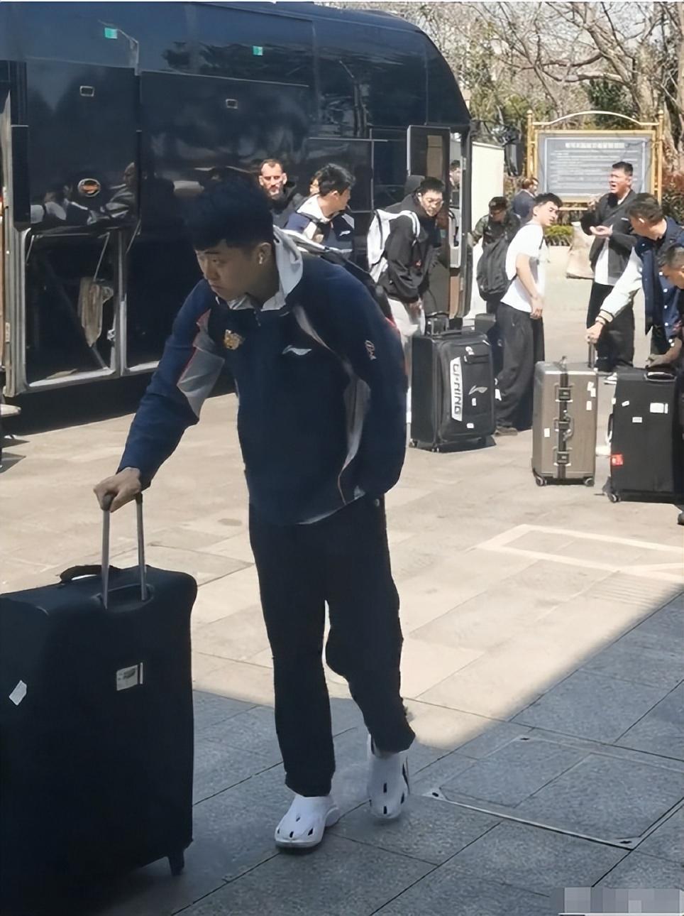星空体育-难逃两连败？广东队出征青岛人人愁容满面，粤蜜喷：作妖就该惩罚