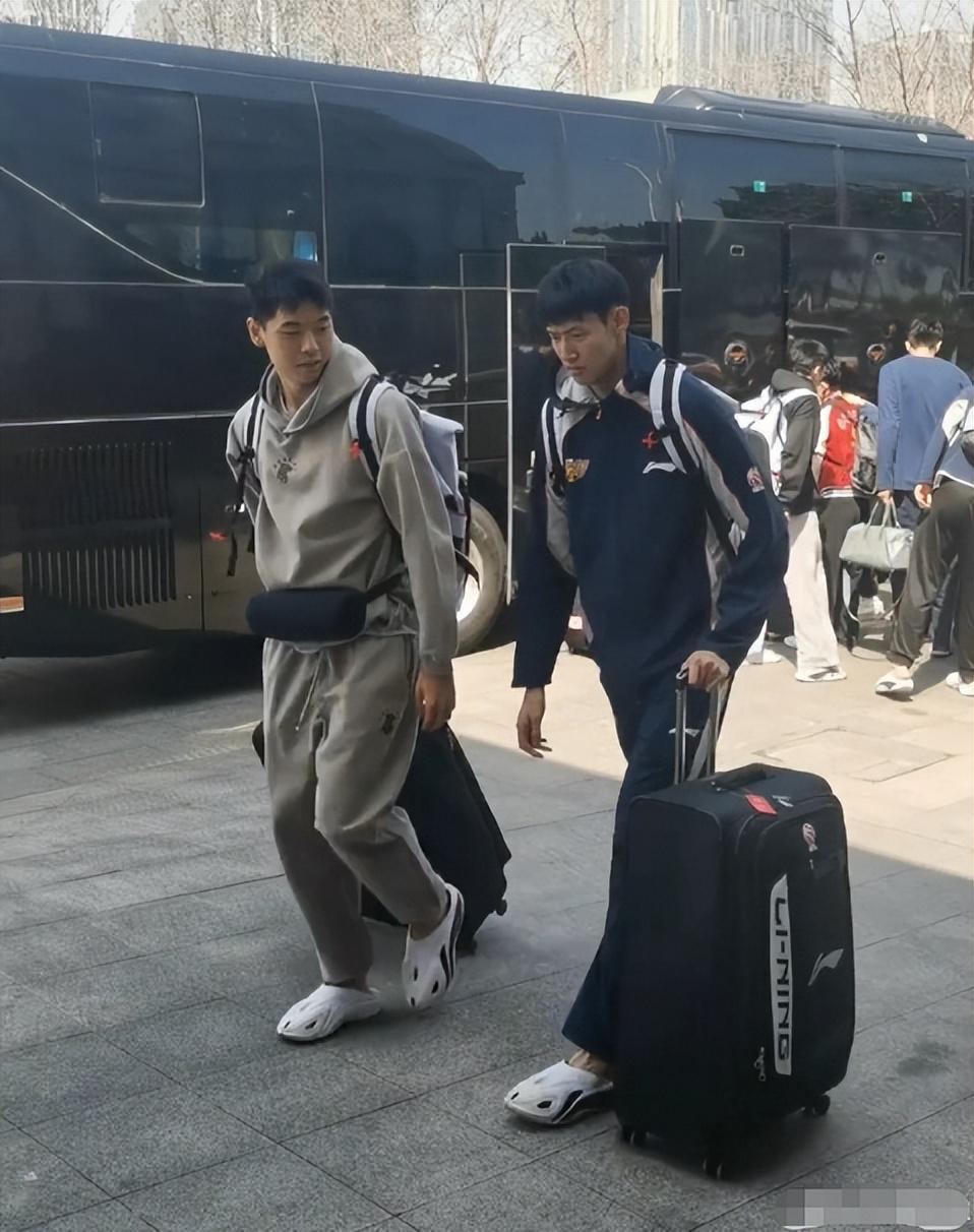 星空体育-难逃两连败？广东队出征青岛人人愁容满面，粤蜜喷：作妖就该惩罚
